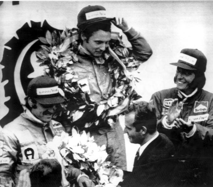 GP Spagna 1974: davanti al podio guidato dal ferrarista Niki Lauda. 
